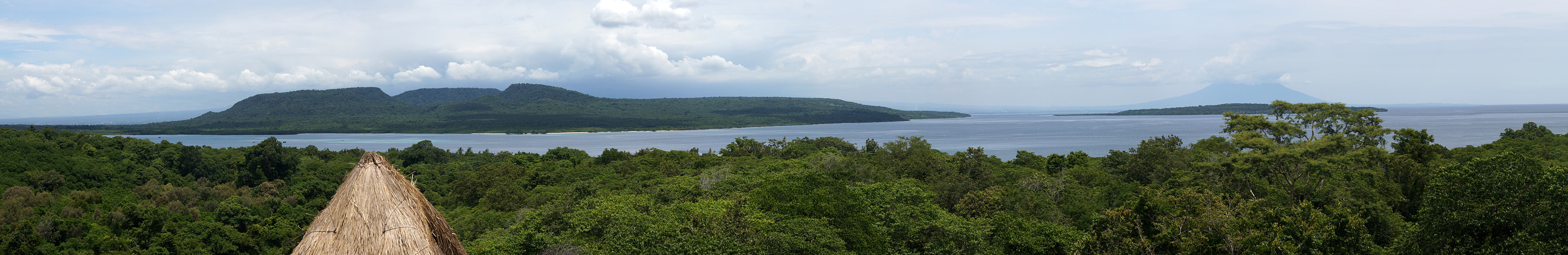 Photo panoramique faite du haut de la [q]Bali Tower[q] (parc national de Bali)