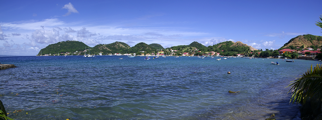 Photo panoramique de la baie des Saintes (petite)