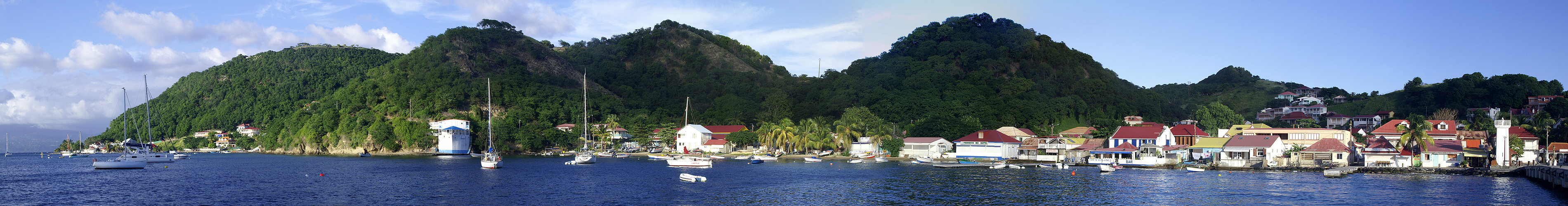 Photo panoramique de la baie des Saintes (moyenne)