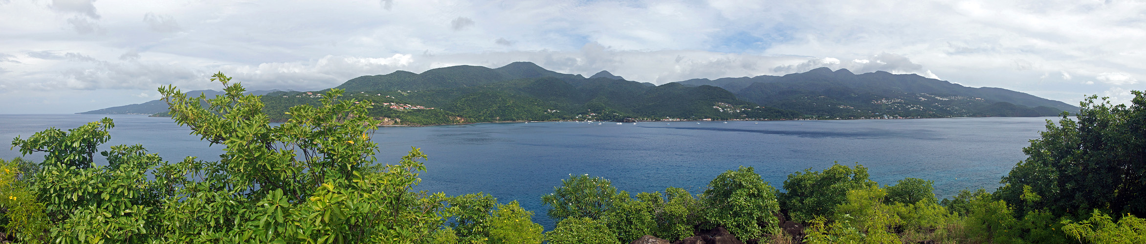 Photo panoramique de la baie de Malendure depuis le sommet des îlets Pigeon