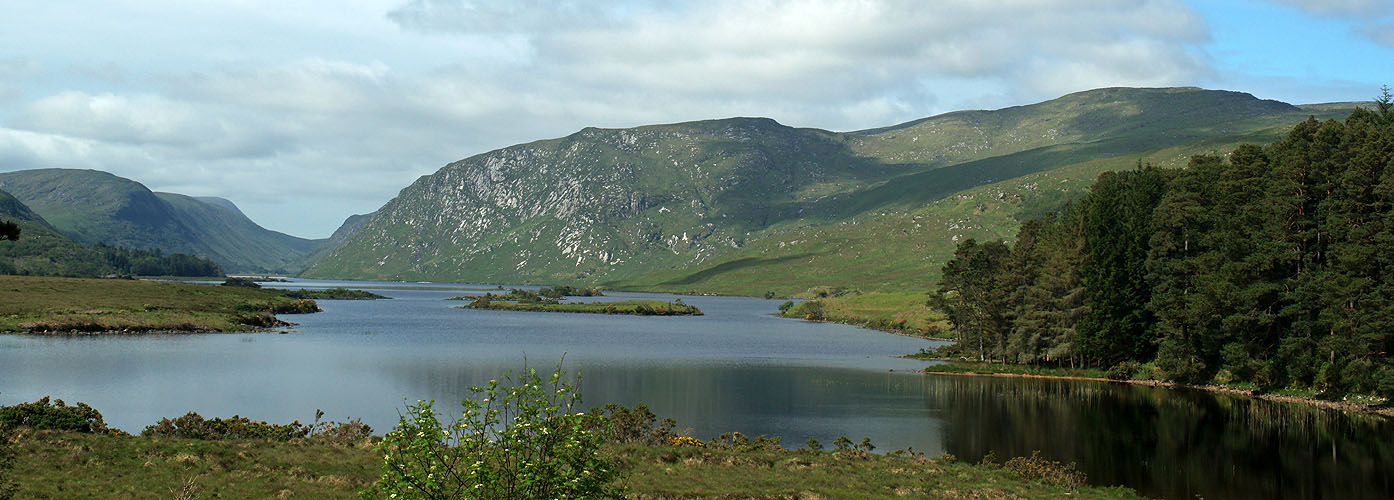 IRLANDE - photo panoramique du [q]Lough Veagh[q] et des [q]Derryveagh Mountains[q] depuis l entrée du parc national de Glenveagh