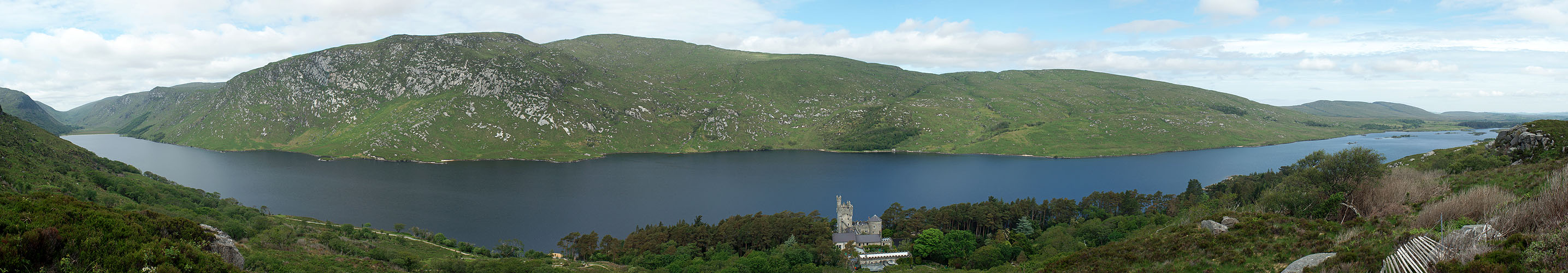 Photo panoramique du [q]Lough Veagh[q] et du [q]château de Glenveagh[q]