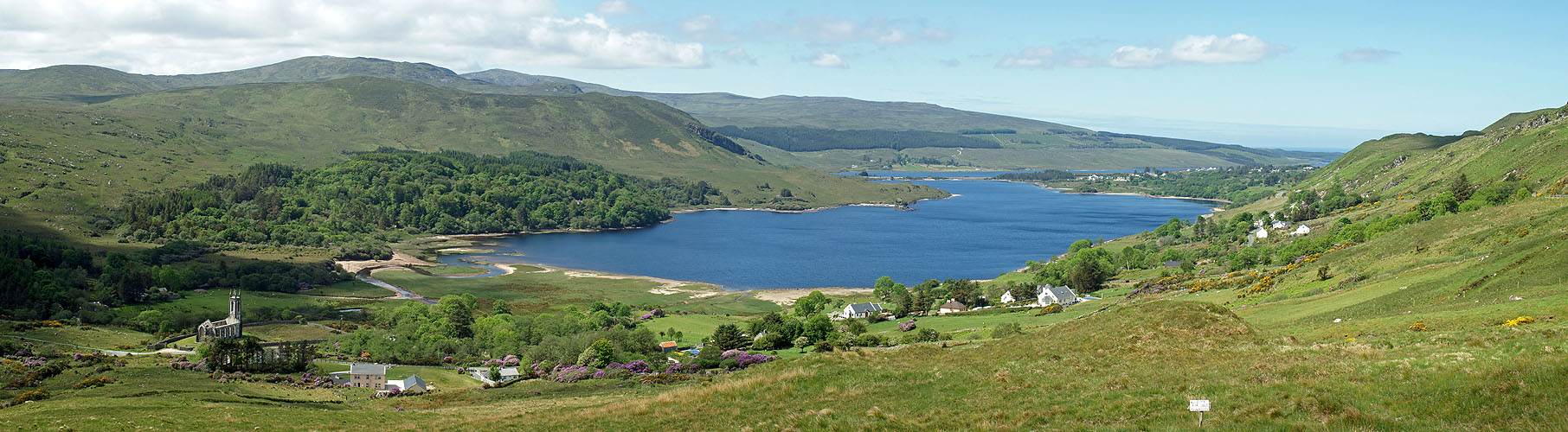 Photo panoramique du lac Dunlewey au pied du mont Errigal