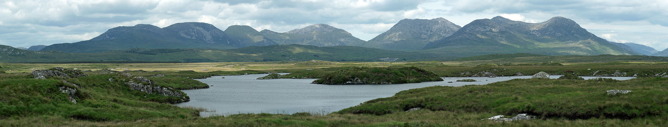 Photo panoramique des [q]Twelve Bens[q] (Connemara)