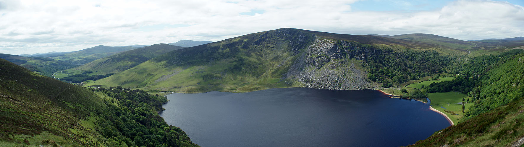 Photo panoramique du [q]Lough Tay[q] (Montagnes de Wicklow)