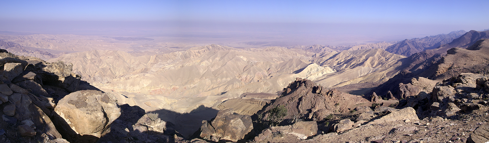 Photo panoramique du désert depuis le haut de Pétra