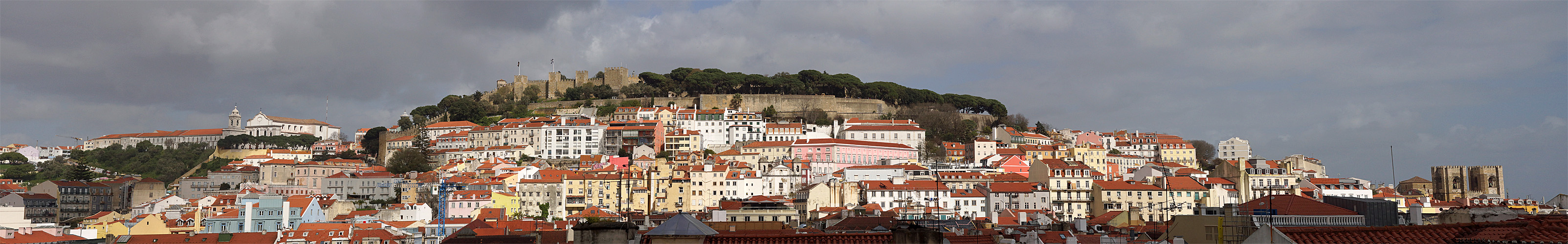 LISBONNE - photo panoramique du couvent [q]Nossa Senhora de Graça[q], du [q]Castelo de São Jorge[q] et de la cathédrale [q]Sé Patriarcal[q]