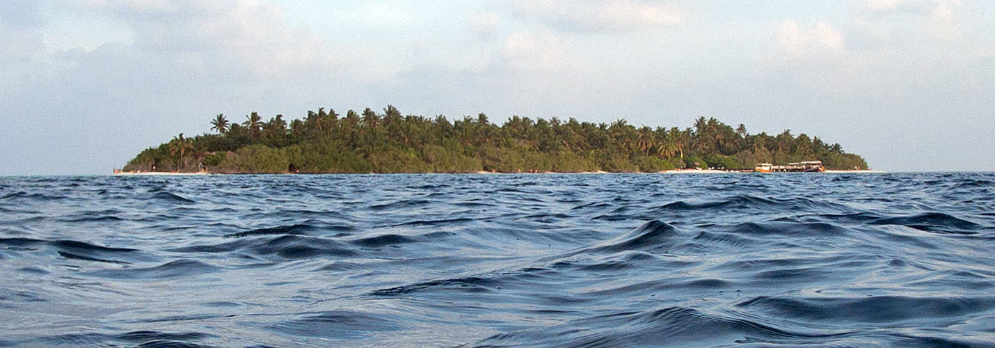 Photo panoramique de lîle dEmbudu (réalisée dans leau)