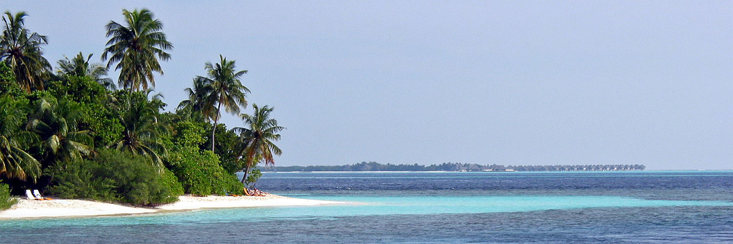 Photo panoramique de lîle dEmbudu (retour vers Male)