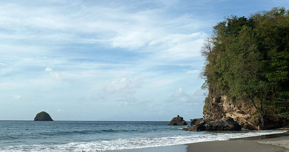 Photo panoramique de lanse Céron avec le rocher de la Perle