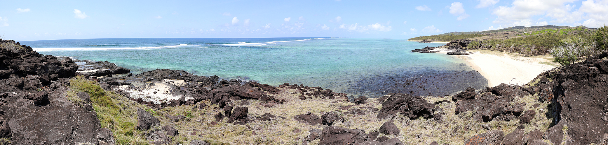 RODRIGUES & MAURICE - photo panoramique de la petite anse entre l anse Bouteille & l anse Fémie (Rodrigues)