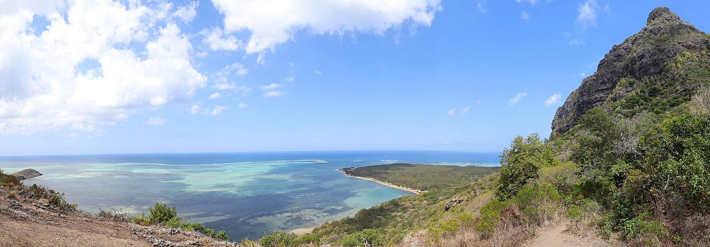 RODRIGUES & MAURICE - photo panoramique du lagon au sud du Morne Brabant (là où un effet trompe-lœil fait apparaître, sous un certain angle de vue, une cascade sous-marine ; Maurice)