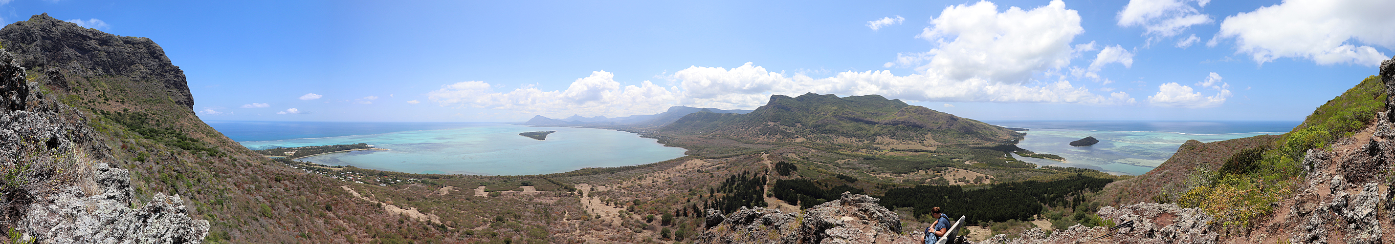 Photo panoramique de la vue à 300 ° sur le lagon entourant le Morne Brabant (Maurice)