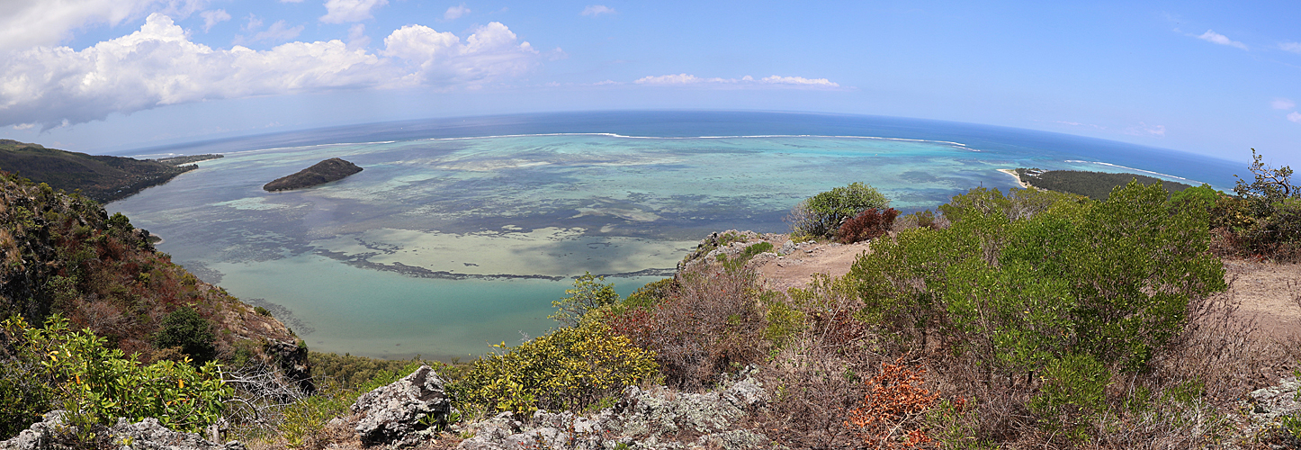 RODRIGUES & MAURICE - photo panoramique du lagon au sud du Morne Brabant (là où un effet trompe-lœil fait apparaître, sous un certain angle de vue, une cascade sous-marine ; Maurice)