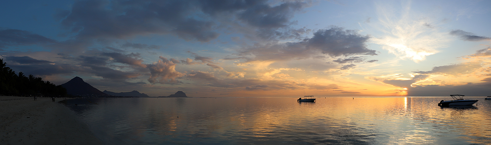 RODRIGUES & MAURICE - photo panoramique du coucher de soleil depuis la plage de Flic en Flac, avec la Tourelle de Tamarin & le  Morne Brabant en arrière-plan (Maurice)