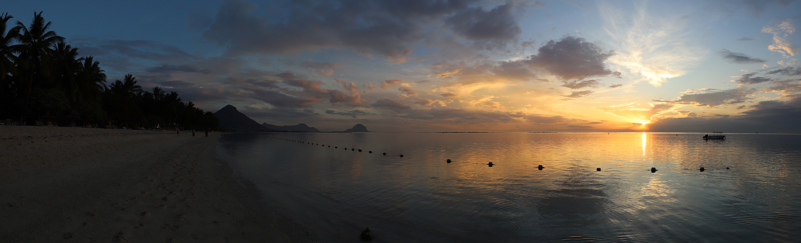 RODRIGUES & MAURICE - photo panoramique du coucher de soleil depuis la plage de Flic en Flac (Maurice)