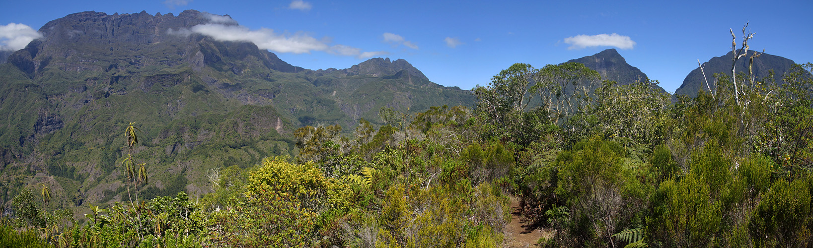 Photo panoramique du panorama depuis le sommet du piton dAnchaing