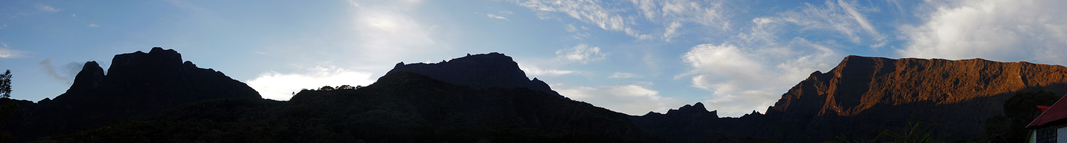 Photo panoramique du lever de soleil sur le cirque de Mafate