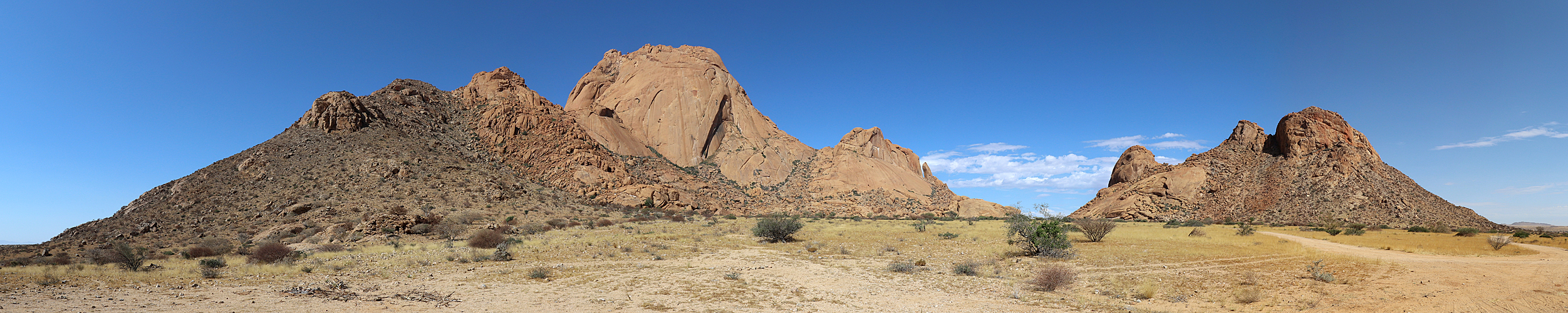 NAMIBIE - photo panoramique du [q]Gross Spitzkoppe[q]