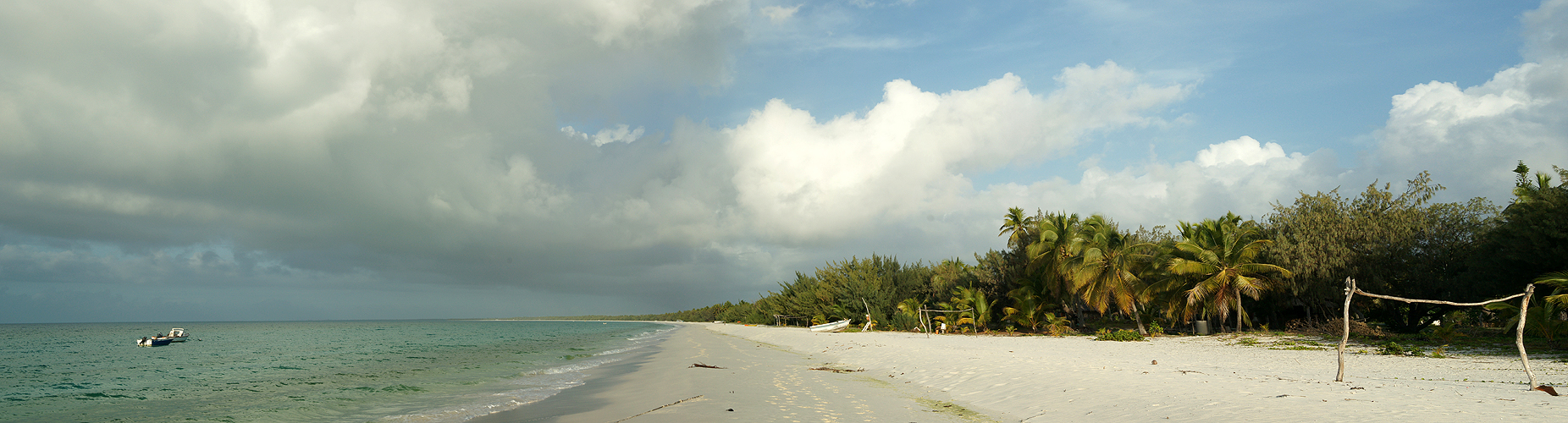 NOUVELLE-CALEDONIE - photo panoramique de la plage de Mouli (Ouvéa)