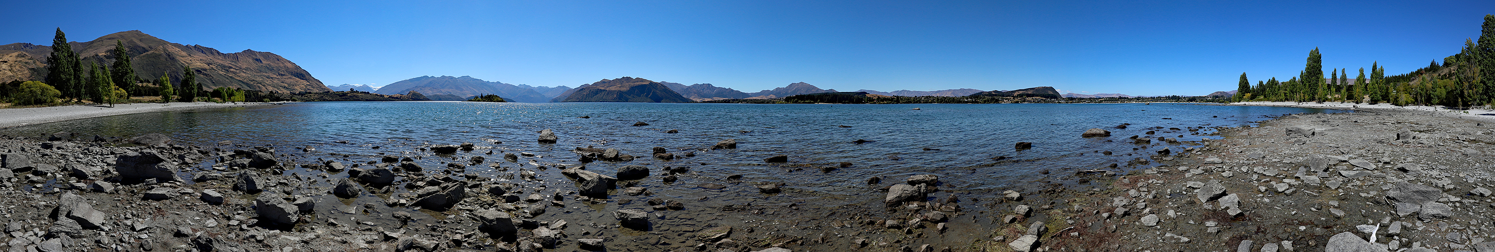 NOUVELLE-ZELANDE - photo panoramique du lac Wānaka depuis le village de Wānaka