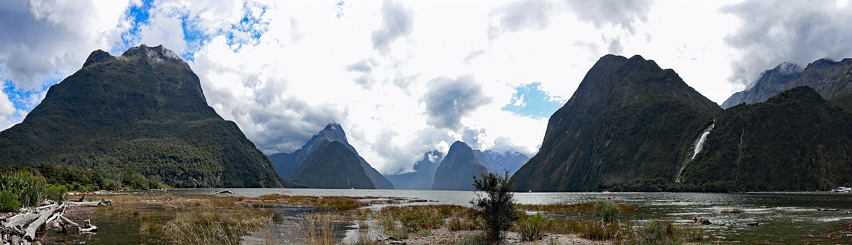 NOUVELLE-ZELANDE - photo panoramique du fjord depuis le [q]Milford Sound Lookout[q]