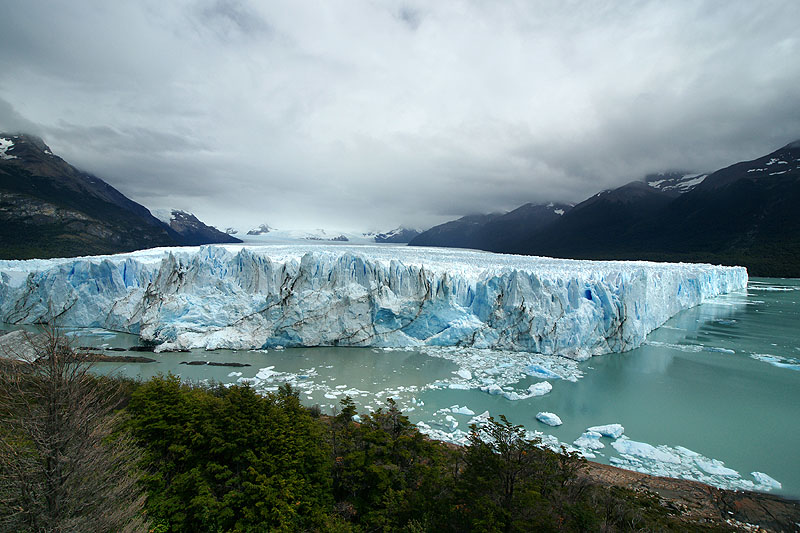 Passerelles devant le [q]Perito Moreno[q]