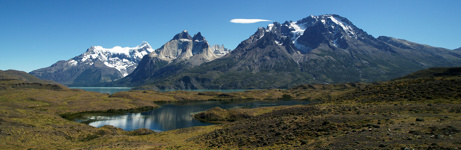 Photo panoramique du [q]cerro Paine Grande[q], des [q]Cuernos del Paine[q] et du [q]monte Almirante Nieto[q]