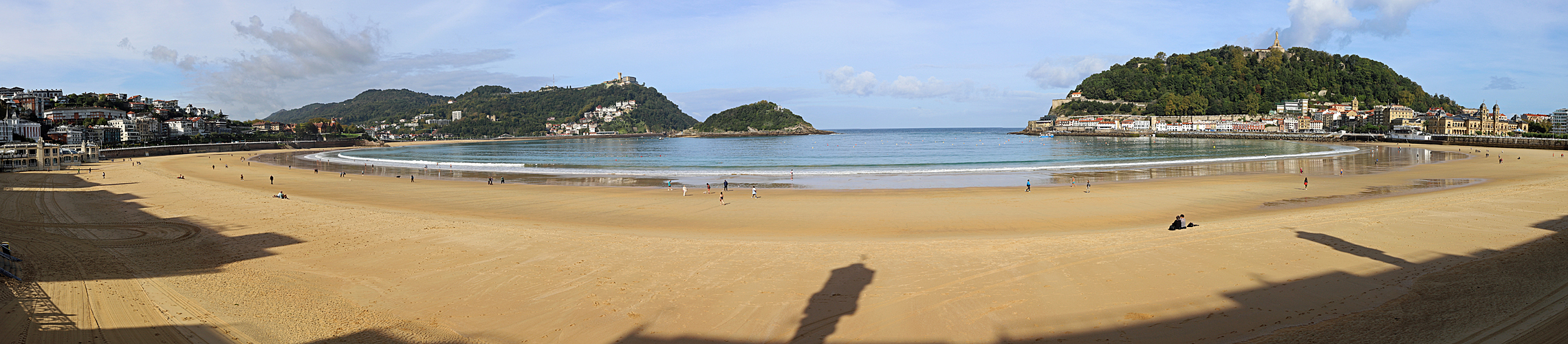 Photo panoramique de la baie de [q]San Sebastián[q] depuis la promenade de la plage de la Concha