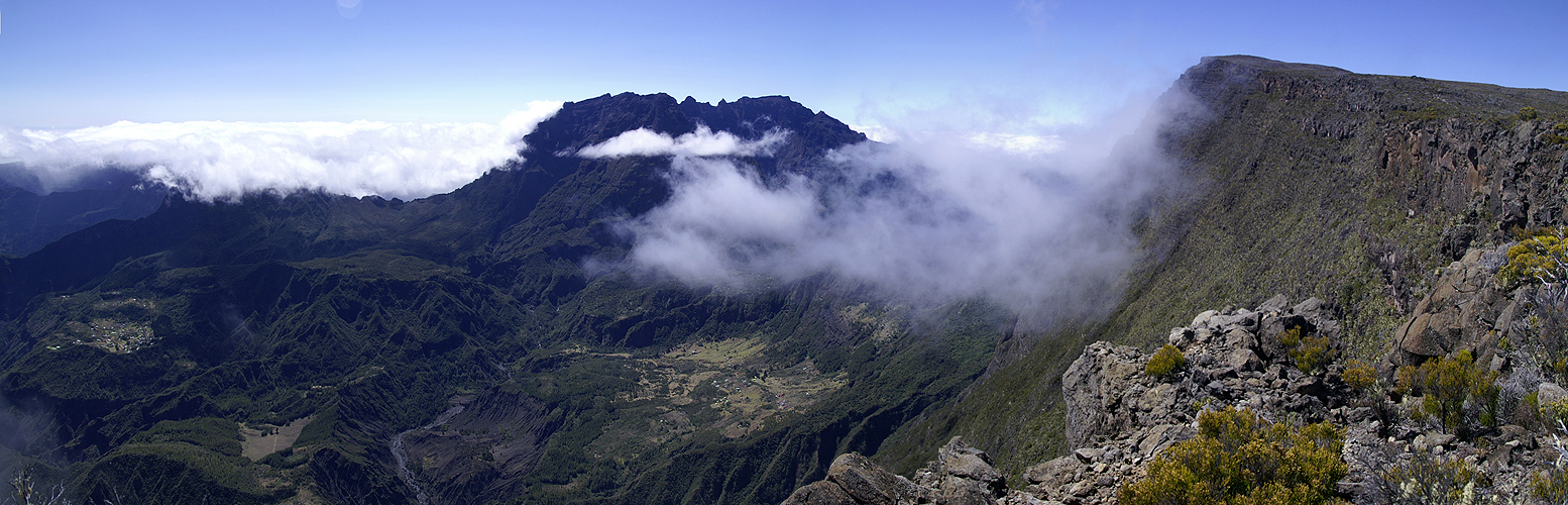 Photo panoramique du cirque de Mafate & du Grand Bénare