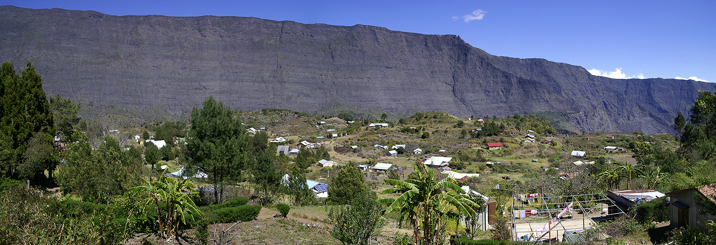 ILE DE LA REUNION - photo panoramique de la Nouvelle dans le cirque de Mafate