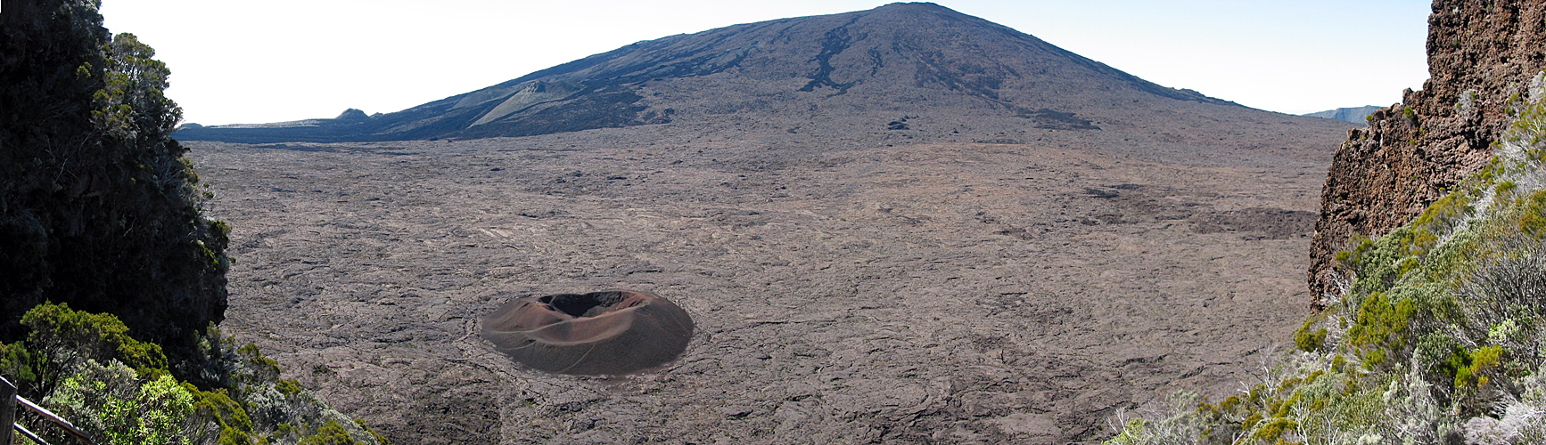 Photo panoramique du Piton de la Fournaise depuis le Pas de Bellecombe (matin)