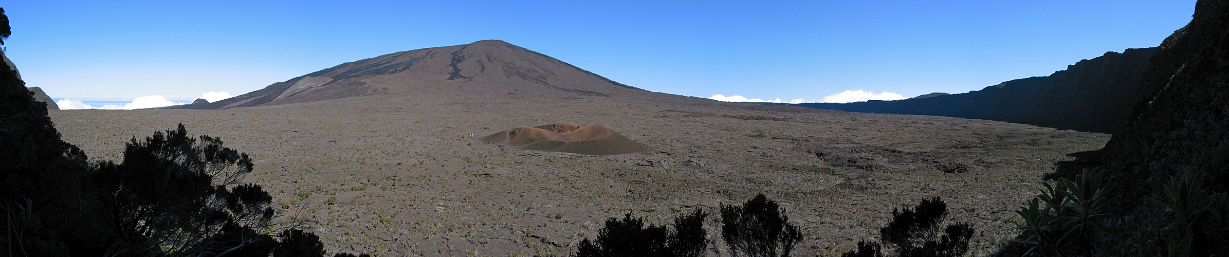 Photo panoramique du Piton de la Fournaise depuis le Pas de Bellecombe (après-midi)