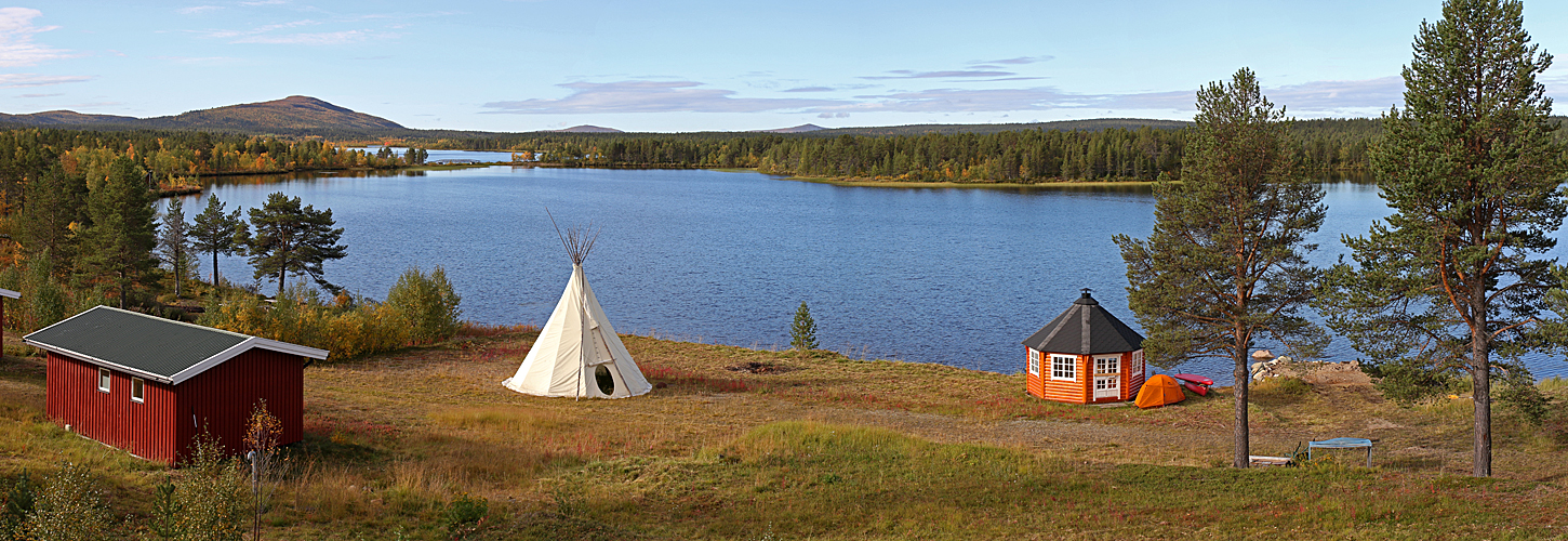 Photo panoramique du lodge Aurora et du lac Ruoksujärvi