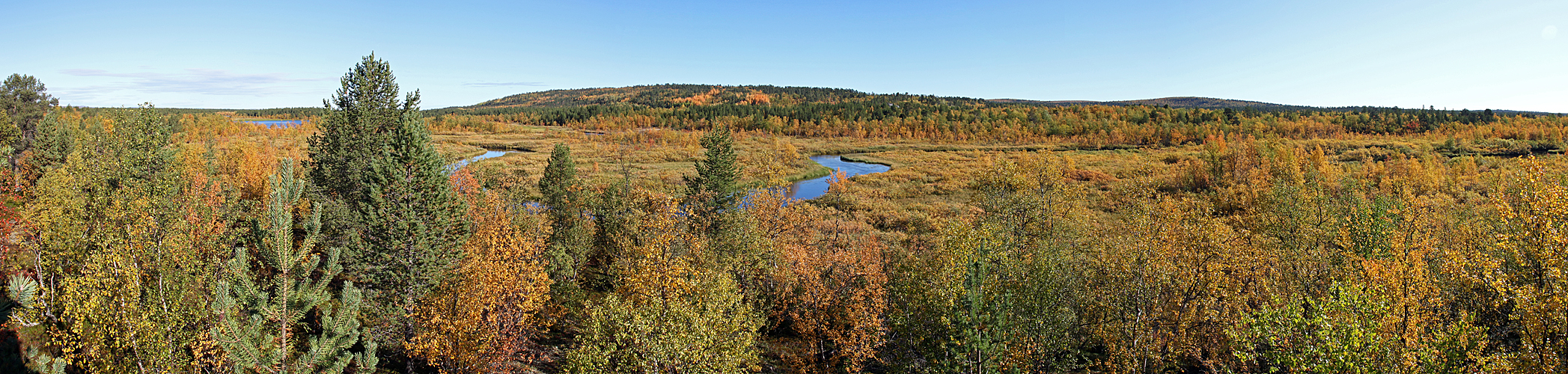 Photo panoramique dun méandre de la rivière Myllyjoki