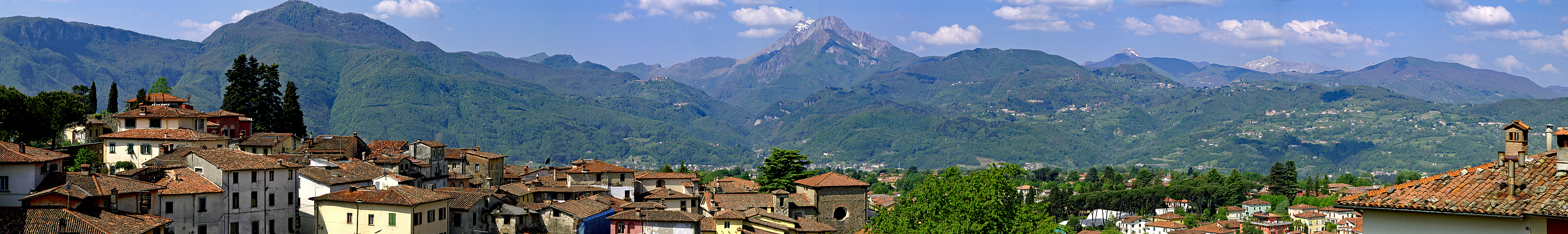 Photo panoramique de Barga et des Alpes Apuanes