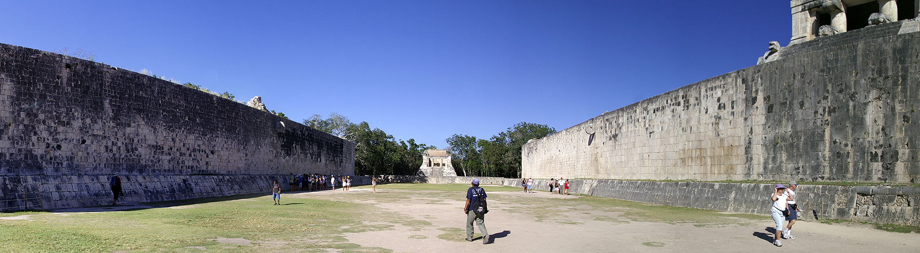 Photo panoramique du jeu de balle de Chichen Itza