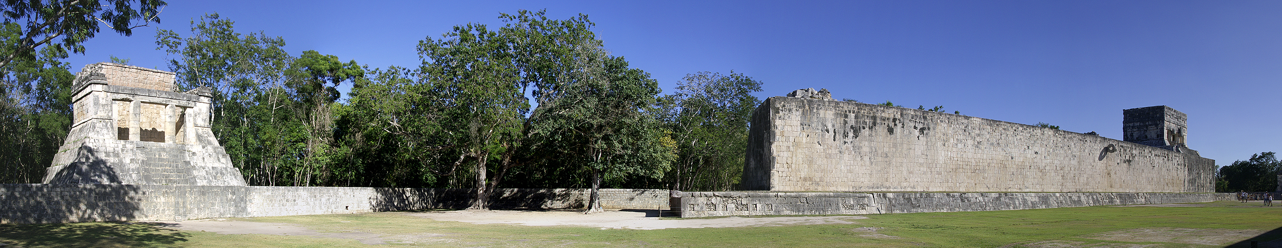 Photo panoramique du jeu de balle de Chichen Itza