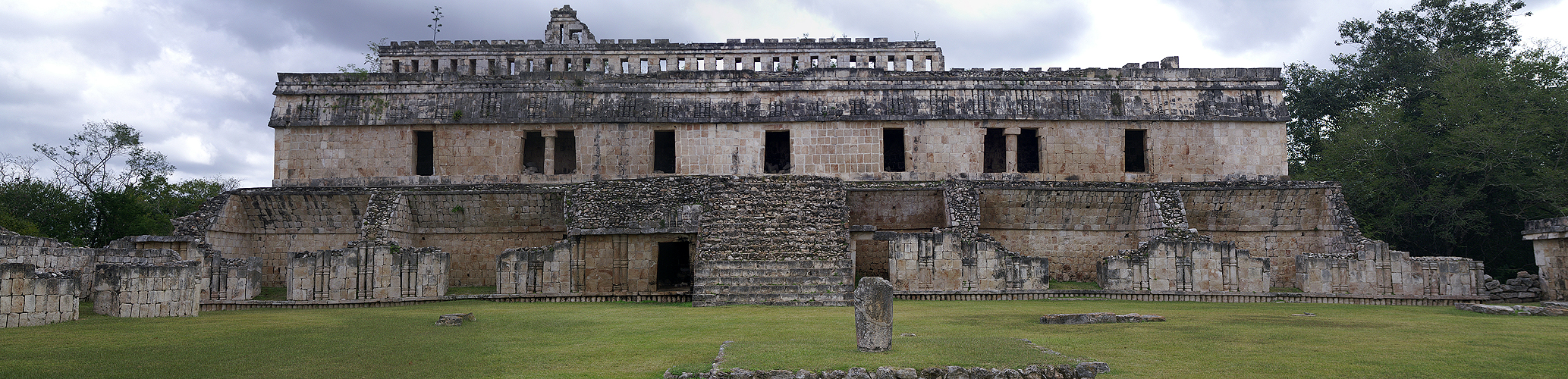 YUCATAN - photo panoramique du palais de Kabah