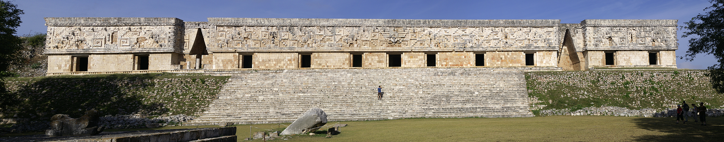 Photo panoramique du palais du gouverneur à Uxmal