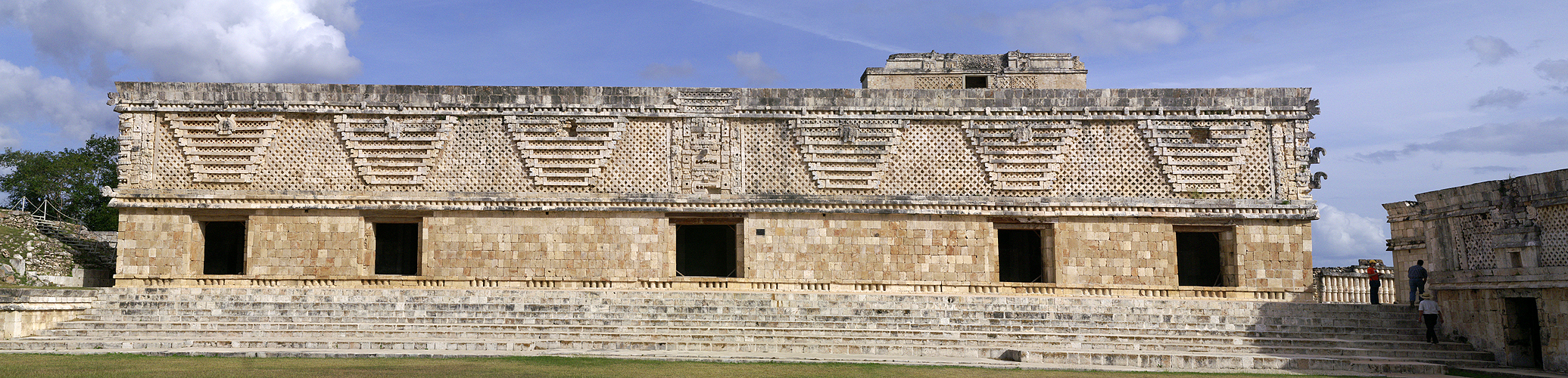 Photo panoramique du quadrilatère des Nonnes à Uxmal