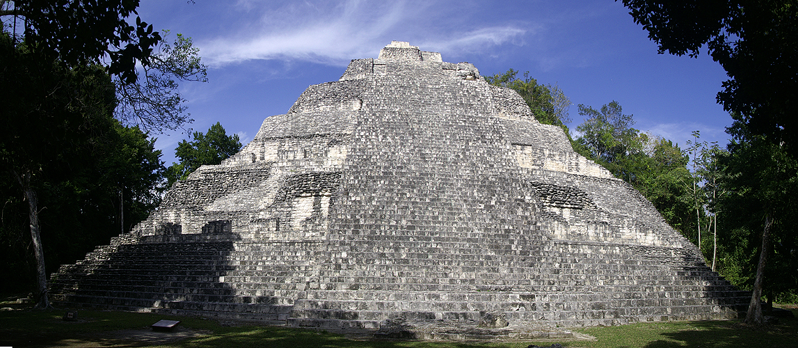 Photo panoramique de la grande pyramide de Bécan