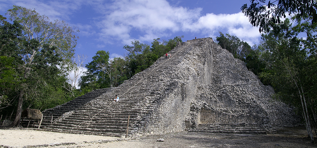 Photo panoramique de la grande pyramide de Coba