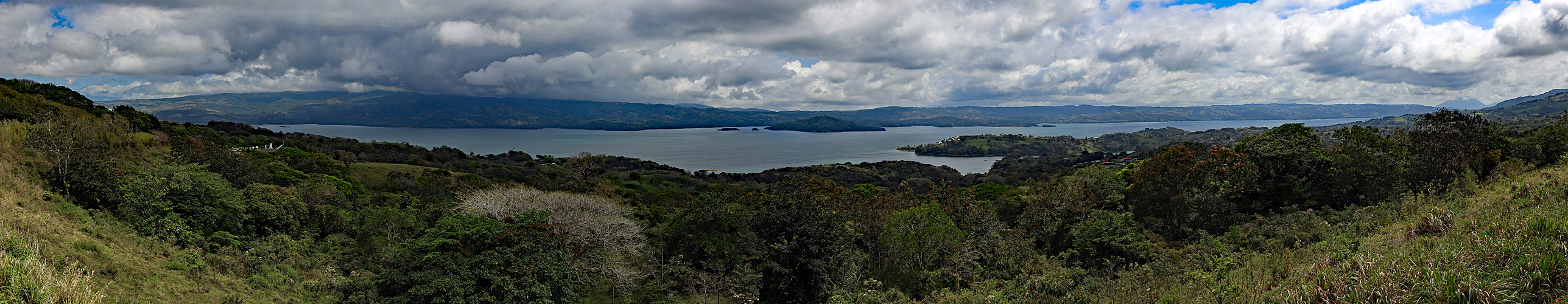 Photo panoramique du lac Arenal