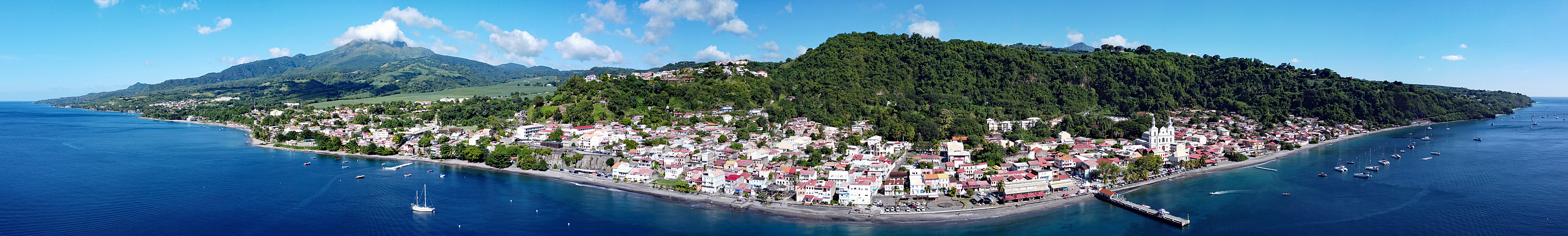 Photo panoramique de St-Pierre et la Montage Pelée depuis les airs