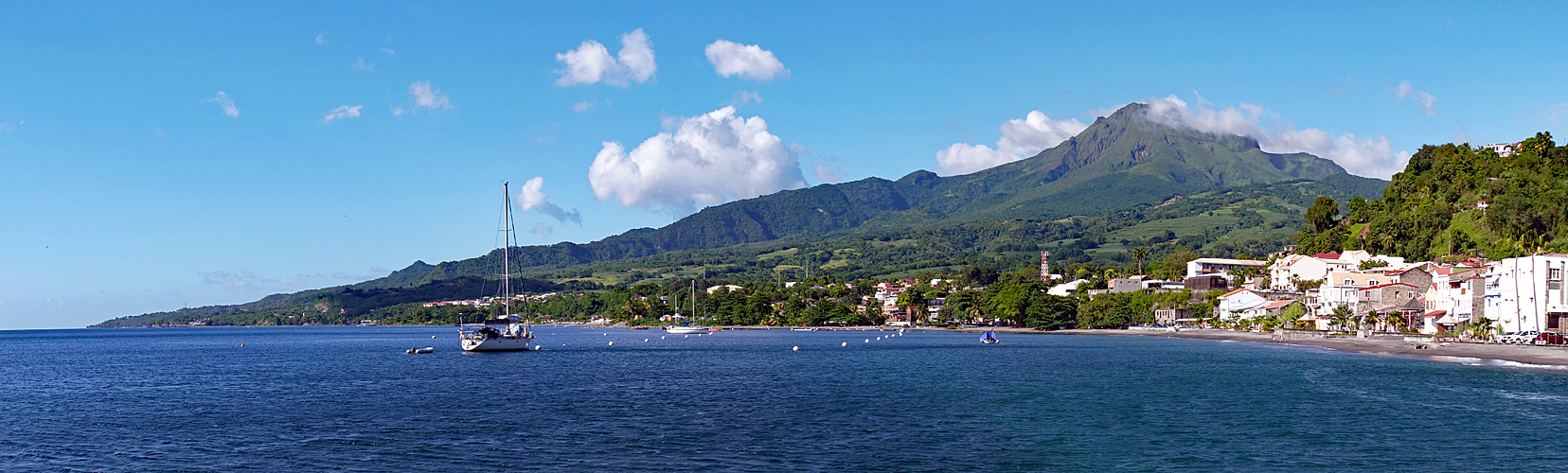 Photo panoramique de St-Pierre et la Montage Pelée depuis le quai de la ville