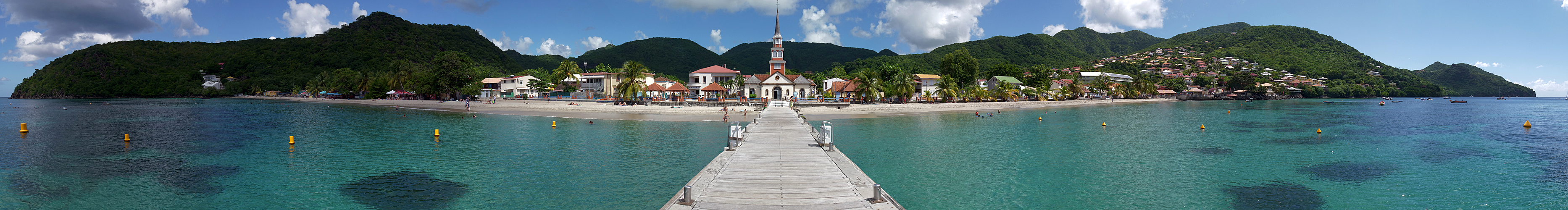 Photo panoramique du bourg des Anses-dArlet depuis le quai du village