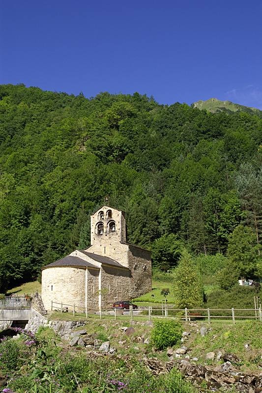 Cirque d Anglade - Eglise dans la vallée
