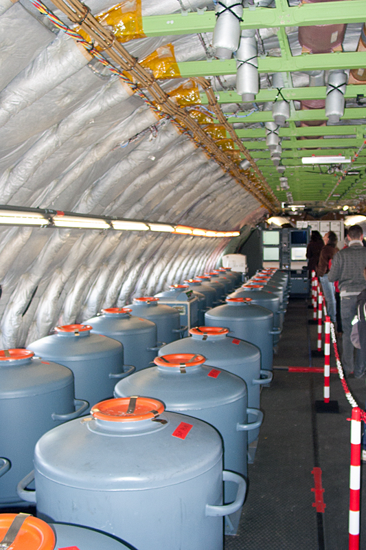 Terminal D - Airbus A-380 - Intérieur avec Les bidons d eau pour faire du poids