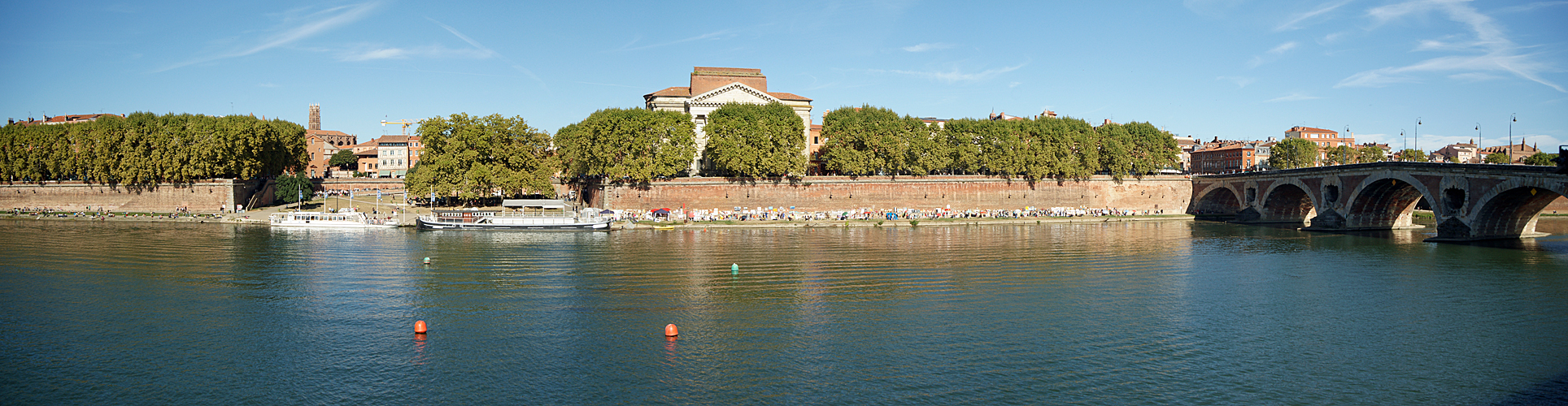 Toulouse, con ! - Depuis l Hôtel Dieu, le quai de la Daurade et le Pont Neuf